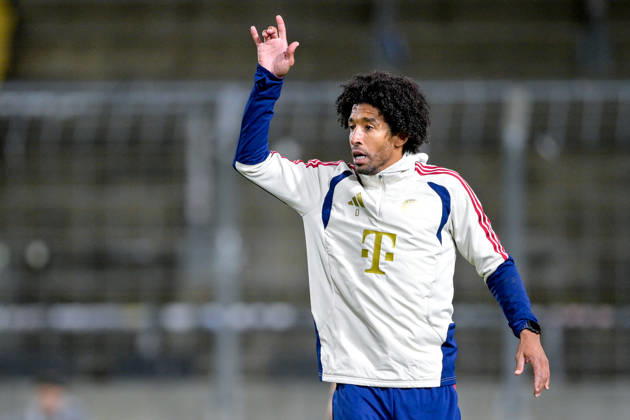Trainer Costa Santos Dante (FC Bayern Muenchen) gibt Anweisungen, gestikuliert, mit den Armen gestikulieren, gives instructions, gesticulate, Einzelbild, Aktion, Action, 09.10.2026, München (Deutschland), Fussball, Regionalliga Bayern, FC Bayern München II - SpVgg Unterhaching