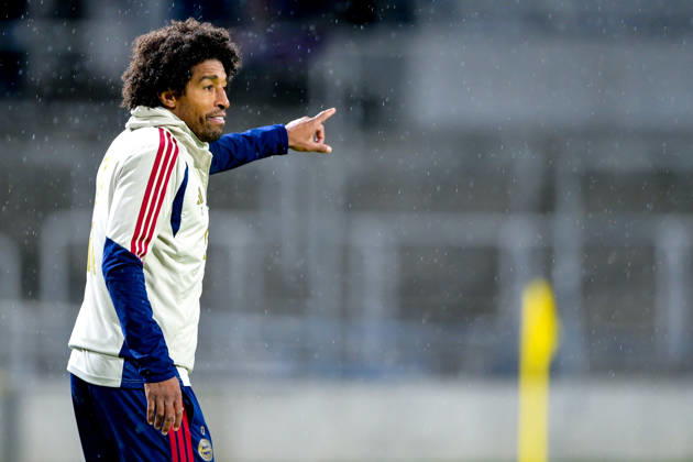 Trainer Costa Santos Dante (FC Bayern Muenchen) gibt Anweisungen, gestikuliert, mit den Armen gestikulieren, gives instructions, gesticulate, Einzelbild, Aktion, Action, 09.10.2026, München (Deutschland), Fussball, Regionalliga Bayern, FC Bayern München II - SpVgg Unterhaching