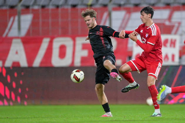 v.li.: Jeroen Krupa (Unterhaching, 9) Filip Pavic (Bayern Muenchen, FCB, 5) im Zweikampf, Duell, duel, tackle, Dynamik, Action, Aktion, 09.10.2026, München (Deutschland), Fussball, Regionalliga Bayern, FC Bayern München II - SpVgg Unterhaching
