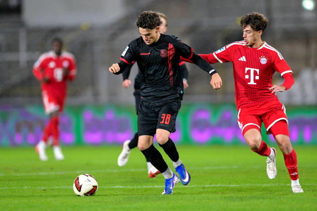 v.li.: Constantin Strunz (Unterhaching, 38) David Santos Daiber (Bayern Muenchen, FCB, 6) im Zweikampf, Duell, duel, tackle, Dynamik, Action, Aktion, 09.10.2026, München (Deutschland), Fussball, Regionalliga Bayern, FC Bayern München II - SpVgg Unterhaching