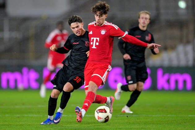 v.li.: Constantin Strunz (Unterhaching, 38) David Santos Daiber (Bayern Muenchen, FCB, 6) im Zweikampf, Duell, duel, tackle, Dynamik, Action, Aktion, 09.10.2026, München (Deutschland), Fussball, Regionalliga Bayern, FC Bayern München II - SpVgg Unterhaching