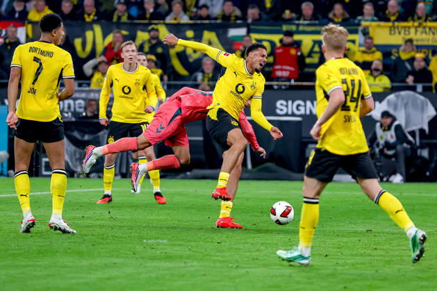 09.10.2026, Fußball, Borussia Dortmund - SV Werder Bremen, 1. Fußball Bundesliga, 05. Spieltag, Signal Iduna Park, Saison 2026 27: Felix Nmecha (BVB 08) im Zweikampf gegen Ludovit Reis (Werder Bremen 15) DFB regulations prohibit any use of photographs as image sequences and or quasi-video. Nordrhein-Westfalen Deutschland