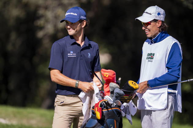Open de Espana presented by Madrid - Day Two MADRID, SPAIN - OCTOBER 9: Angel Ayora of Spain (L) interacts with his caddie on day two of the Open de Espana presented by Madrid at Club de Campo Villa de Madrid on October 9, 2026 in Madrid, Spain. Madrid Club de Campo Villa de Madrid Madrid Spain Copyright: xAlbertoxGardinx AGardin_20261009_Golf_Esp_Mad_1200