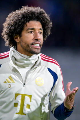 Trainer Costa Santos Dante (FC Bayern Muenchen) gibt Anweisungen, gestikuliert, mit den Armen gestikulieren, gives instructions, gesticulate, Einzelbild, Aktion, Action, 09.10.2026, München (Deutschland), Fussball, Regionalliga Bayern, FC Bayern München II - SpVgg Unterhaching