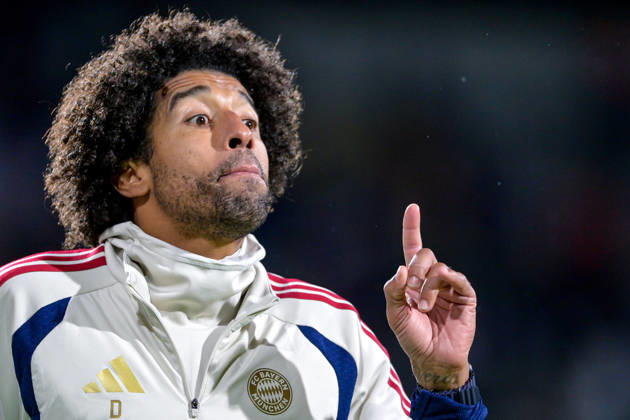 Trainer Costa Santos Dante (FC Bayern Muenchen) gibt Anweisungen, gestikuliert, mit den Armen gestikulieren, gives instructions, gesticulate, Einzelbild, Aktion, Action, 09.10.2026, München (Deutschland), Fussball, Regionalliga Bayern, FC Bayern München II - SpVgg Unterhaching