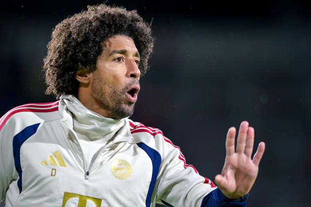 Trainer Costa Santos Dante (FC Bayern Muenchen) gibt Anweisungen, gestikuliert, mit den Armen gestikulieren, gives instructions, gesticulate, Einzelbild, Aktion, Action, 09.10.2026, München (Deutschland), Fussball, Regionalliga Bayern, FC Bayern München II - SpVgg Unterhaching