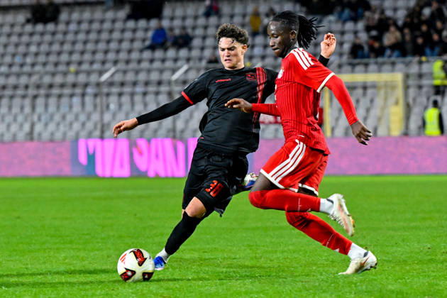 v.li.: Constantin Strunz (Unterhaching, 38) Richard Ajayi (Bayern Muenchen, FCB, 3) im Zweikampf, Duell, duel, tackle, Dynamik, Action, Aktion, 09.10.2026, München (Deutschland), Fussball, Regionalliga Bayern, FC Bayern München II - SpVgg Unterhaching