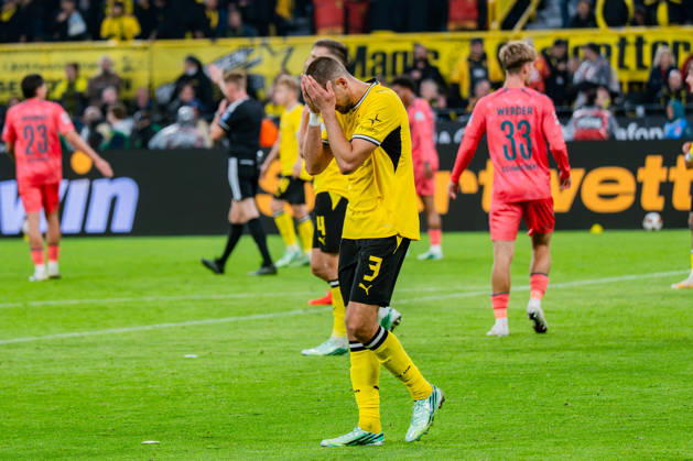 1. Bundesliga, 5. Spieltag, Borussia Dortmund vs. Werder Bremen am 09.10.2026 Waldemar Anton enttäuscht nach Abpfiff unzufrieden unglücklich mit Nico Schlotterbeck Copyright: xBahhoxKarax