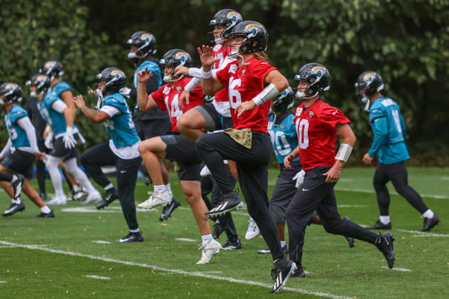 CHADLER’S CROSS, ENGLAND - October 9th: Trevor Lawrence of the Jacksonville Jaguars practice warm up during the Jacksonville Jaguars training session at The Grove on October 9, 2026 in Chandler’s Cross, England on October 9th 2026, in Hertfordshire England. Phillip Rocker SPP Copyright: xPhillipxRockerx xSPPx Sportspressphoto_SPR249806