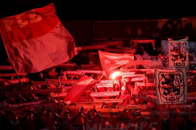 Fans des FC Bayern Muenchen II zünden Bengalos, Bengalo, Bengalos, Feuerwerk, flare und zeigen ihre Schals, Fans, Publikum, Zuschauer, Stimmung, Atmosphaere, Stadion, 09.10.2026, München (Deutschland), Fussball, Regionalliga Bayern, FC Bayern München II - SpVgg Unterhaching