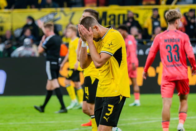 1. Bundesliga, 5. Spieltag, Borussia Dortmund vs. Werder Bremen am 09.10.2026 Waldemar Anton enttäuscht nach Abpfiff unzufrieden unglücklich mit Nico Schlotterbeck Copyright: xBahhoxKarax