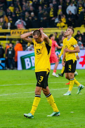 1. Bundesliga, 5. Spieltag, Borussia Dortmund vs. Werder Bremen am 09.10.2026 Waldemar Anton enttäuscht nach Abpfiff unzufrieden unglücklich mit Nico Schlotterbeck Copyright: xBahhoxKarax