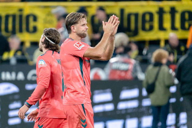 Deutschland: 1. Bundesliga 2026 2027, 5. Spieltag: Borussia Dortmund vs. Werder Bremen 09.10.2026 Signal Iduna Park (Nordrhein-Westfalen) Niclas Füllkrug ( 10) entschuldigt sich nach Abpfiff vor der Süd den Dortmunder Fans über sein Tor Copyright: xCelinaxLeiersx