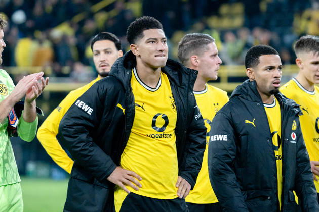 Deutschland: 1. Bundesliga 2026 2027, 5. Spieltag: Borussia Dortmund vs. Werder Bremen 09.10.2026 Signal Iduna Park (Nordrhein-Westfalen) Jobe Bellingham (Borussia Dortmund, 7) Ethan Nwaneri (Borussia Dortmund, 18) Frust Ärger Emotionen Traurig nach Abpfiff vor den Fans Copyright: xCelinaxLeiersx