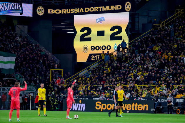09.10.2026, Fußball, Borussia Dortmund - SV Werder Bremen, 1. Fußball Bundesliga, 05. Spieltag, Signal Iduna Park, Saison 2026 27: Enttäuschung beim BVB nach dem 2:2 Ausgleich Unentschieden - Anzeigetafel mit Endtsand enttäuscht Enttäuschung auf dem Spielfeld DFB regulations prohibit any use of photographs as image sequences and or quasi-video. Nordrhein-Westfalen Deutschland