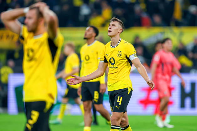 09.10.2026, Fußball, Borussia Dortmund - SV Werder Bremen, 1. Fußball Bundesliga, 05. Spieltag, Signal Iduna Park, Saison 2026 27: Enttäuschung beim BVB nach dem 2:2 Ausgleich Unentschieden - Nico Schlotterbeck (BVB 04) neben Waldemar Anton (BVB 03) Felix Nmecha (BVB 08) enttäuscht Enttäuschung auf dem Spielfeld DFB regulations prohibit any use of photographs as image sequences and or quasi-video. Nordrhein-Westfalen Deutschland