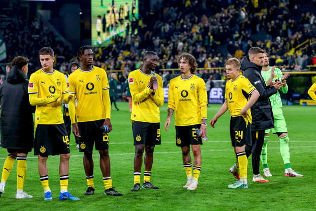 09.10.2026, Fußball, Borussia Dortmund - SV Werder Bremen, 1. Fußball Bundesliga, 05. Spieltag, Signal Iduna Park, Saison 2026 27: Enttäuschung beim BVB nach dem 2:2 Ausgleich Unentschieden - Luca Reggiani (BVB 49) Joane Gadou (BVB 22) Serhou Guirassy (BVB 09) Fabio Silva (BVB 21) Daniel Svensson (BVB 24) enttäuscht Enttäuschung auf dem Spielfeld DFB regulations prohibit any use of photographs as image sequences and or quasi-video. Nordrhein-Westfalen Deutschland