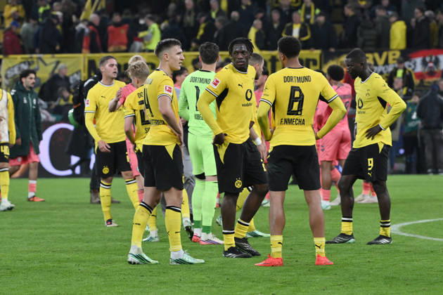 Enttäuschung nach dem Abpfiff, v.li., Nico Schlotterbeck (Borussia Dortmund), Torwart Gregor Kobel (Borussia Dortmund), Joane Gadou (Borussia Dortmund), Felix Nmecha (Borussia Dortmund) 09.10.2026, Fussball 1. Bundesliga, Saison 2026 2027, 5. Spieltag, Borussia Dortmund - SV Werder Bremen DFL regulations prohibit any use of photographs as image sequences and or quasi-video Dortmund Signal Iduna Park Nordrhein Westfalen Deutschland