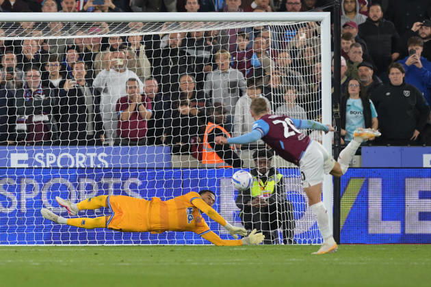 West Ham vs QPR Championship Jarrod Bowen of West Ham United misses a late penaslty during the West Ham vs Queens Park Rangers, EFL Championship match at the London Stadium Stratford. This image is for EDITORIAL USE ONLY. Licence required from the Football DataCo for any other use. London The London Stadium UK Copyright: xMartinxDaltonx WestHam_vs_QPR_091026_MD_529