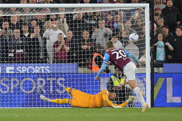 West Ham vs QPR Championship Jarrod Bowen of West Ham United misses a late penaslty during the West Ham vs Queens Park Rangers, EFL Championship match at the London Stadium Stratford. This image is for EDITORIAL USE ONLY. Licence required from the Football DataCo for any other use. London The London Stadium UK Copyright: xMartinxDaltonx WestHam_vs_QPR_091026_MD_532