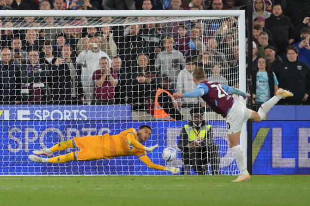 West Ham vs QPR Championship Jarrod Bowen of West Ham United misses a late penaslty during the West Ham vs Queens Park Rangers, EFL Championship match at the London Stadium Stratford. This image is for EDITORIAL USE ONLY. Licence required from the Football DataCo for any other use. London The London Stadium UK Copyright: xMartinxDaltonx WestHam_vs_QPR_091026_MD_528