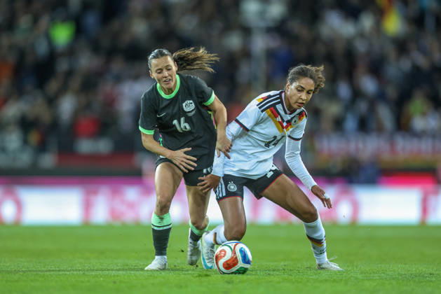 GER, Karlsruhe, Deutschland vs Australien, FIFA, DFB, Fussball, Spielzeit 2026 2027, BBBank Wildpark, Freundschaftsspiel im Bild v.l.: Hayley Raso (Australien 16), Cora Zicai (Deutschland, Frauen Nationalmannschaft), Zweikampf DFB DFL REGULATIONS PROHIBIT ANY USE OF PHOTOGRAPHS AS IMAGE SEQUENCES AND OR QUASI-VIDEO, 09.10.2026 Copyright: HMBxMedia HendrikxHamelau