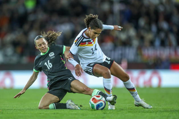 GER, Karlsruhe, Deutschland vs Australien, FIFA, DFB, Fussball, Spielzeit 2026 2027, BBBank Wildpark, Freundschaftsspiel im Bild v.l.: Hayley Raso (Australien 16), Cora Zicai (Deutschland, Frauen Nationalmannschaft), Zweikampf DFB DFL REGULATIONS PROHIBIT ANY USE OF PHOTOGRAPHS AS IMAGE SEQUENCES AND OR QUASI-VIDEO, 09.10.2026 Copyright: HMBxMedia HendrikxHamelau
