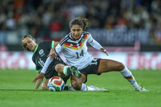 GER, Karlsruhe, Deutschland vs Australien, FIFA, DFB, Fussball, Spielzeit 2026 2027, BBBank Wildpark, Freundschaftsspiel im Bild v.l.: Hayley Raso (Australien 16), Cora Zicai (Deutschland, Frauen Nationalmannschaft), Zweikampf DFB DFL REGULATIONS PROHIBIT ANY USE OF PHOTOGRAPHS AS IMAGE SEQUENCES AND OR QUASI-VIDEO, 09.10.2026 Copyright: HMBxMedia HendrikxHamelau
