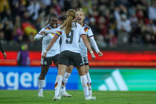 GER, Karlsruhe, Deutschland vs Australien, FIFA, DFB, Fussball, Spielzeit 2026 2027, BBBank Wildpark, Freundschaftsspiel im Bild: Sjoeke Nüsken (Deutschland, Frauen Nationalmannschaft), Tor, Jubel und Freude, Emotionen mit Nicole Anyomi (Deutschland, Frauen Nationalmannschaft) und Sophia Kleinherne (Deutschland, Frauen Nationalmannschaft) DFB DFL REGULATIONS PROHIBIT ANY USE OF PHOTOGRAPHS AS IMAGE SEQUENCES AND OR QUASI-VIDEO, 09.10.2026 Copyright: HMBxMedia HendrikxHamelau