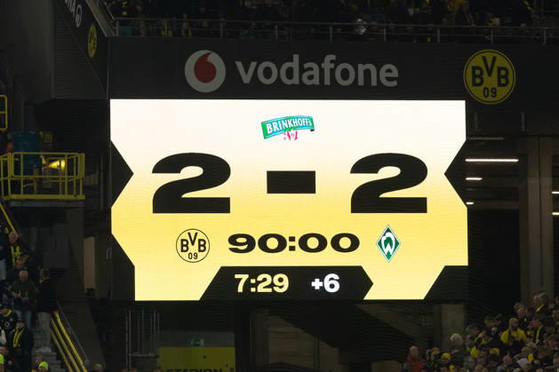 Dortmund, Deutschland 09. Oktober 2026: 1. BL - 2026 2027 - Sp. 5 - Borussia Dortmund gegen SV Werder Bremen Im Bild: Die Anzeigetafel Videoleinwand mit dem offiziellem Endergebnis: Borussia Dortmund - Werder Bremen 2:2 DFL DFB regulations prohibit any use of photographs as image sequences and or quasi-video. Signal Iduna Park Nordrhein Westfalen Copyright: xFotostandx xZeisingx