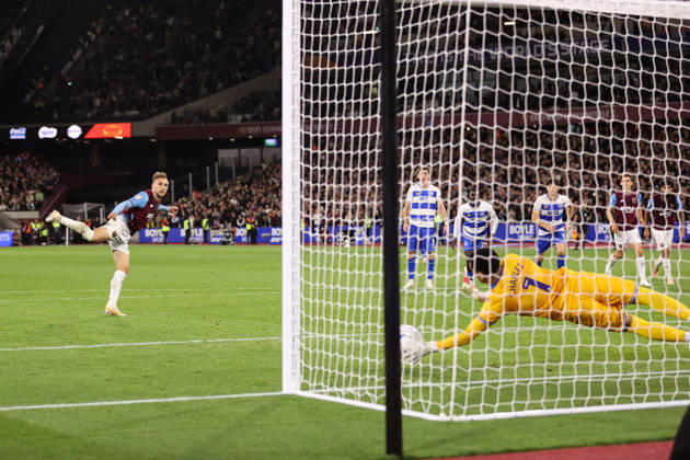 West Ham United v Queens Park Rangers 09 October 2026, London - EFL Championship Football - West Ham United v Queens Park Rangers - Jarrod Bowen of West Ham United has a last minute penalty saved by QPR goalkeeper Pierce Charles - Photo: Jacques Feeney Offside. London UK Copyright: xJacquesxFeeneyx xOffsidexOffside