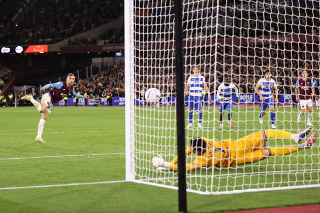 West Ham United v Queens Park Rangers 09 October 2026, London - EFL Championship Football - West Ham United v Queens Park Rangers - Jarrod Bowen of West Ham United has a last minute penalty saved by QPR goalkeeper Pierce Charles - Photo: Jacques Feeney Offside. London UK Copyright: xJacquesxFeeneyx xOffsidexOffside