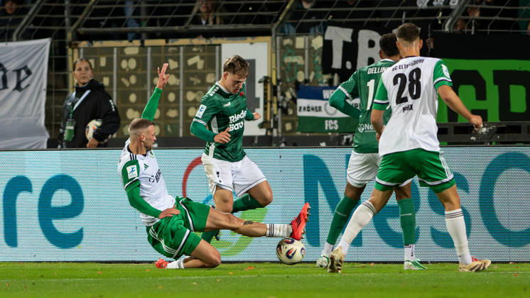 1. FC 1905 Schweinfurt vs. SC Eltersdorf, Sachs-Stadion Football, Regionalliga Bayern 1. FC 1905 Schweinfurt vs. SC Eltersdorf 9 Oct 2026 Sachs-Stadion , Schweinfurt, Germany Image: Tom Feulner (Eltersdorf), Gil Ebner (FC05) DFL REGULATIONS PROHIBIT ANY USE OF PHOTOGRAPHS AS IMAGE SEQUENCES AND OR QUASI-VIDEO Copyright: xPresseFotoxEvansx