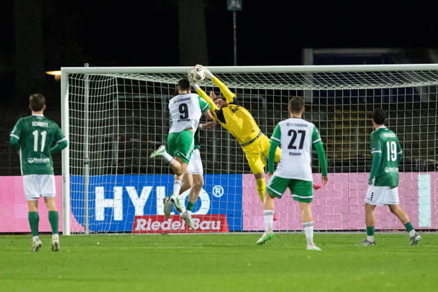 1. FC 1905 Schweinfurt vs. SC Eltersdorf, Sachs-Stadion Football, Regionalliga Bayern 1. FC 1905 Schweinfurt vs. SC Eltersdorf 9 Oct 2026 Sachs-Stadion , Schweinfurt, Germany Image: Yannik Jassmann (Eltersdorf), GK Jan Mött (FC05) punching the ball out. DFL REGULATIONS PROHIBIT ANY USE OF PHOTOGRAPHS AS IMAGE SEQUENCES AND OR QUASI-VIDEO Copyright: xPresseFotoxEvansx
