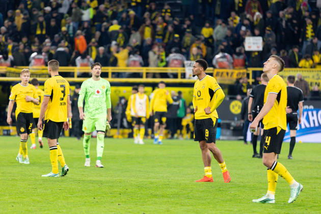 Dortmund, Deutschland 09. Oktober 2026: 1. BL - 2026 2027 - Sp. 5 - Borussia Dortmund gegen SV Werder Bremen Im Bild: Enttäuschte Dortmunder Spieler nach dem 2:2. v.li. Waldemar Anton (BVB), Felix Nmecha (BVB), Nico Schlotterbeck (BVB) DFL DFB regulations prohibit any use of photographs as image sequences and or quasi-video. Signal Iduna Park Nordrhein Westfalen Copyright: xFotostandx xZeisingx