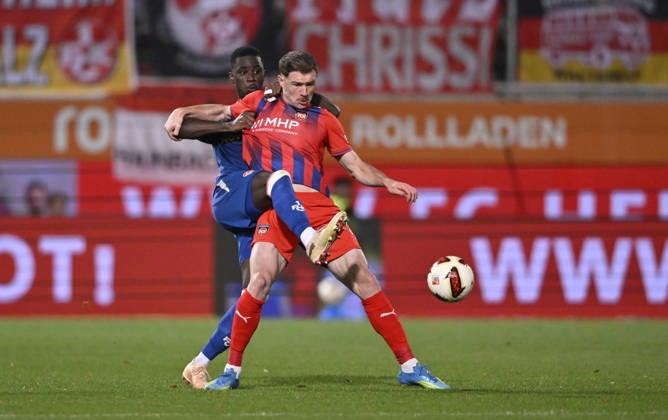 Zweikampf, Aktion Budu Zivzivadze Siwsiwadse 1. FC Heidenheim 1846 FCH (11) gegen Maxwell Gyamfi 1. FC Kaiserslautern FCK (04) 1. FC Heidenheim 1846 FCH vs 1. FC Kaiserslautern 09.10..2026 DFL REGULATIONS PROHIBIT ANY USE OF PHOTOGRAPHS AS IMAGE SEQUENCES AND OR QUASI-VIDEO 1. FC Heidenheim 1846 FCH vs 1. FC Kaiserslautern
