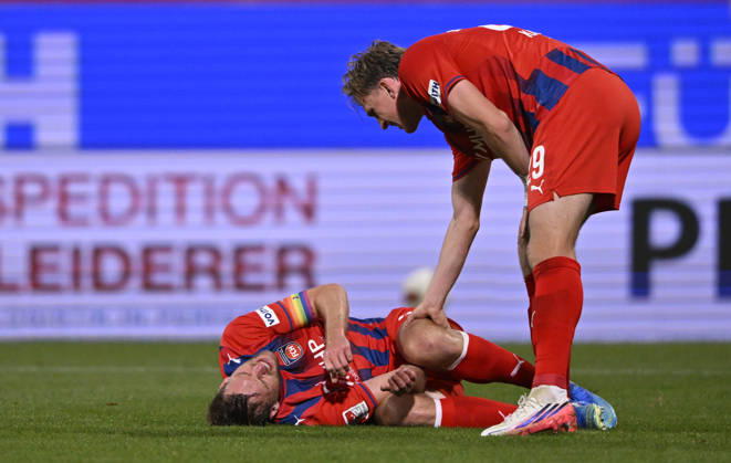 Patrick Mainka 1. FC Heidenheim 1846 FCH (06) verletzt Verletzung am Boden Mikkel Kaufmann 1. FC Heidenheim 1846 FCH (29) 1. FC Heidenheim 1846 FCH vs 1. FC Kaiserslautern 09.10..2026 DFL REGULATIONS PROHIBIT ANY USE OF PHOTOGRAPHS AS IMAGE SEQUENCES AND OR QUASI-VIDEO 1. FC Heidenheim 1846 FCH vs 1. FC Kaiserslautern