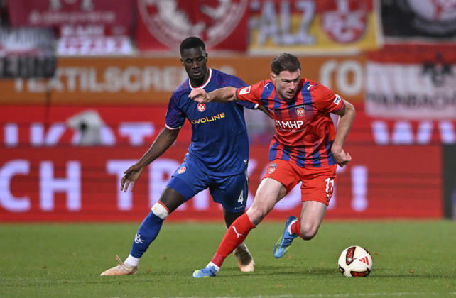 Zweikampf, Aktion Budu Zivzivadze Siwsiwadse 1. FC Heidenheim 1846 FCH (11) gegen Maxwell Gyamfi 1. FC Kaiserslautern FCK (04) 1. FC Heidenheim 1846 FCH vs 1. FC Kaiserslautern 09.10..2026 DFL REGULATIONS PROHIBIT ANY USE OF PHOTOGRAPHS AS IMAGE SEQUENCES AND OR QUASI-VIDEO 1. FC Heidenheim 1846 FCH vs 1. FC Kaiserslautern