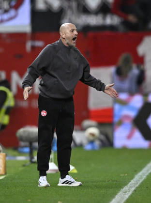 Trainer Torsten Lieberknecht 1. FC Kaiserslautern FCK Gestik Geste sauer 1. FC Heidenheim 1846 FCH vs 1. FC Kaiserslautern 09.10..2026 DFL REGULATIONS PROHIBIT ANY USE OF PHOTOGRAPHS AS IMAGE SEQUENCES AND OR QUASI-VIDEO 1. FC Heidenheim 1846 FCH vs 1. FC Kaiserslautern