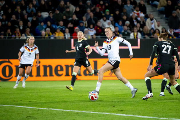 09.10.2026, GER, Fussball, Frauen, Länderspiel, Karlsruhe, Deutschland vs. Australien Laura Freigang ( Deutschland, 10 ) am Ball Karlsruhe BBBank Wildpark Baden-Württemberg Deutschland Copyright: xNordphoto Memmlerx