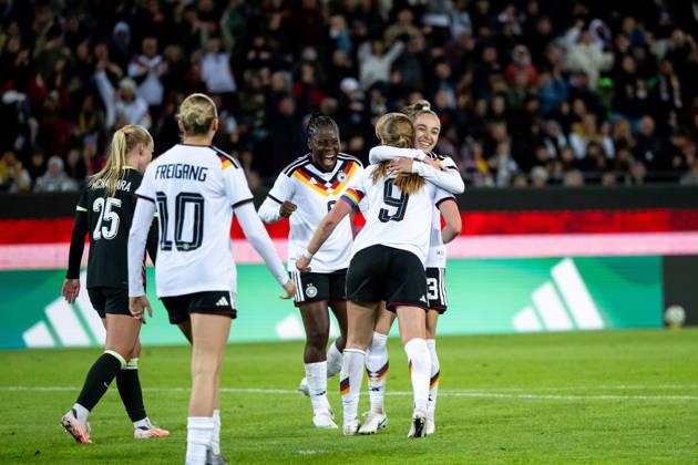 09.10.2026, GER, Fussball, Frauen, Länderspiel, Karlsruhe, Deutschland vs. Australien Nicole Anyomi ( Deutschland, 8 ), Sjoeke Nüsken ( Deutschland, 9 ), Sophia Kleinherne ( Deutschland, 23 ) jubeln über das Tor zum 4:2 Karlsruhe BBBank Wildpark Baden-Württemberg Deutschland Copyright: xNordphoto Memmlerx