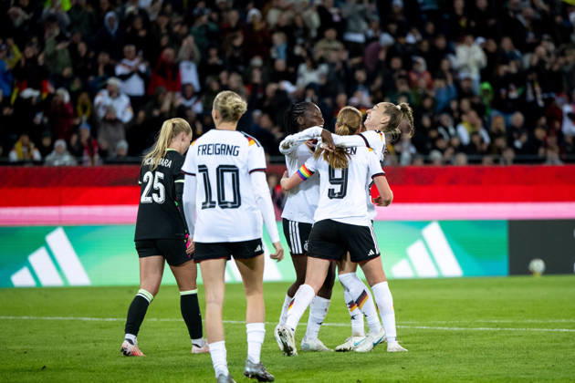 09.10.2026, GER, Fussball, Frauen, Länderspiel, Karlsruhe, Deutschland vs. Australien Nicole Anyomi ( Deutschland, 8 ), Sjoeke Nüsken ( Deutschland, 9 ), Sophia Kleinherne ( Deutschland, 23 ) jubeln über das Tor zum 4:2 Karlsruhe BBBank Wildpark Baden-Württemberg Deutschland Copyright: xNordphoto Memmlerx
