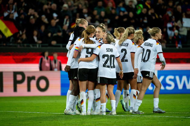 09.10.2026, GER, Fussball, Frauen, Länderspiel, Karlsruhe, Deutschland vs. Australien Sjoeke Nüsken ( Deutschland, 9 ), Sophia Kleinherne ( Deutschland, 23 ), Elisa Senß ( Deutschland, 20 ), Marie Müller ( Deutschland, 2 ), Laura Freigang ( Deutschland, 10 ) und Team jubeln über das Tor zum 4:2 Karlsruhe BBBank Wildpark Baden-Württemberg Deutschland Copyright: xNordphoto Memmlerx