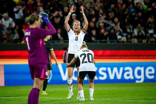 09.10.2026, GER, Fussball, Frauen, Länderspiel, Karlsruhe, Deutschland vs. Australien Sjoeke Nüsken ( Deutschland, 9 ), Elisa Senß ( Deutschland, 20 ) jubeln über das Tor zum 4:2, Karlsruhe BBBank Wildpark Baden-Württemberg Deutschland Copyright: xNordphoto Memmlerx