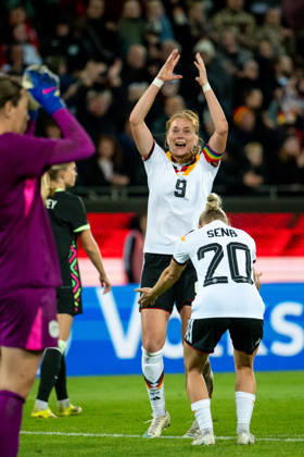 09.10.2026, GER, Fussball, Frauen, Länderspiel, Karlsruhe, Deutschland vs. Australien Sjoeke Nüsken ( Deutschland, 9 ), Elisa Senß ( Deutschland, 20 ) jubeln über das Tor zum 4:2, Karlsruhe BBBank Wildpark Baden-Württemberg Deutschland Copyright: xNordphoto Memmlerx