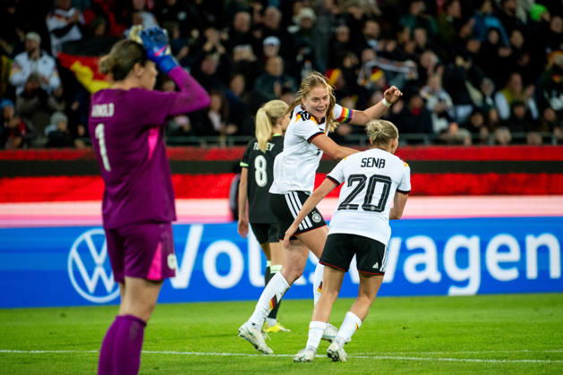 09.10.2026, GER, Fussball, Frauen, Länderspiel, Karlsruhe, Deutschland vs. Australien Sjoeke Nüsken ( Deutschland, 9 ), Elisa Senß ( Deutschland, 20 ) jubeln über das Tor zum 4:2, Karlsruhe BBBank Wildpark Baden-Württemberg Deutschland Copyright: xNordphoto Memmlerx