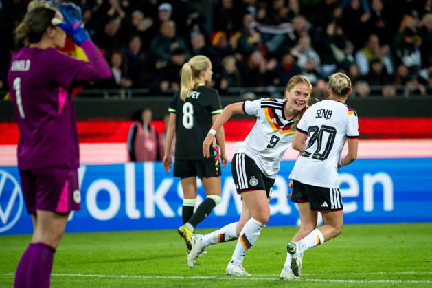 09.10.2026, GER, Fussball, Frauen, Länderspiel, Karlsruhe, Deutschland vs. Australien Sjoeke Nüsken ( Deutschland, 9 ), Elisa Senß ( Deutschland, 20 ) jubeln über das Tor zum 4:2, Karlsruhe BBBank Wildpark Baden-Württemberg Deutschland Copyright: xNordphoto Memmlerx