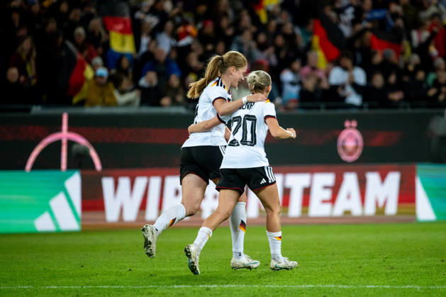 09.10.2026, GER, Fussball, Frauen, Länderspiel, Karlsruhe, Deutschland vs. Australien Sjoeke Nüsken ( Deutschland, 9 ), Elisa Senß ( Deutschland, 20 ) jubeln über das Tor zum 4:2, Karlsruhe BBBank Wildpark Baden-Württemberg Deutschland Copyright: xNordphoto Memmlerx