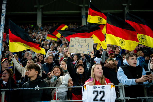 09.10.2026, GER, Fussball, Frauen, Länderspiel, Karlsruhe, Deutschland vs. Australien Fans der DFB Frauen mit Fahnen Flaggen Karlsruhe BBBank Wildpark Baden-Württemberg Deutschland Copyright: xNordphoto Memmlerx