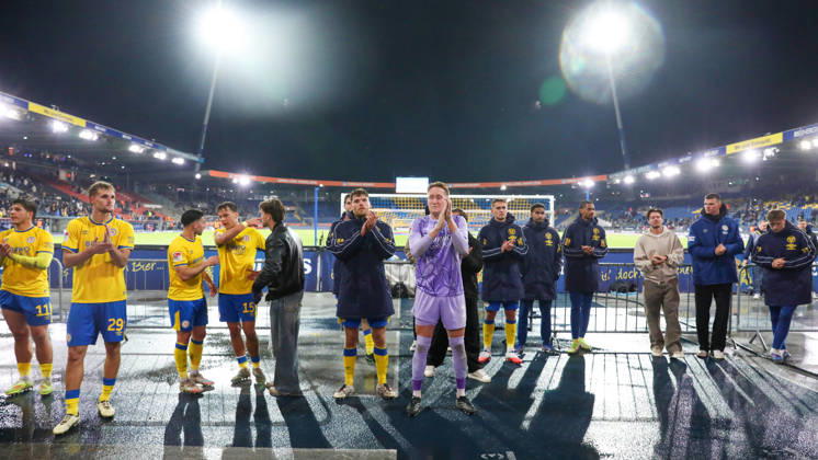 Braunschweig vs Kiel, 2. BL Braunschweig, 09.10.2026, Fußball, Herren, 2. BL, Saison 2026 2027, Eintracht Braunschweig vs. Holstein Kiel: Die Mannschaft des Eintracht Braunschweig bedankt sich nach Spielende bei den Fans. (DFL DFB REGULATIONS PROHIBIT ANY USE OF PHOTOGRAPHS as IMAGE SEQUENCES and or QUASI-VIDEO) Stadion an der Hamburger Straße Niedersachsen Deutschland